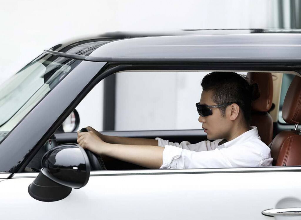 Водитель едет за рулем в очках Xiaomi Turok Steinhardt Polarized Driving Glasses GTR002-5020